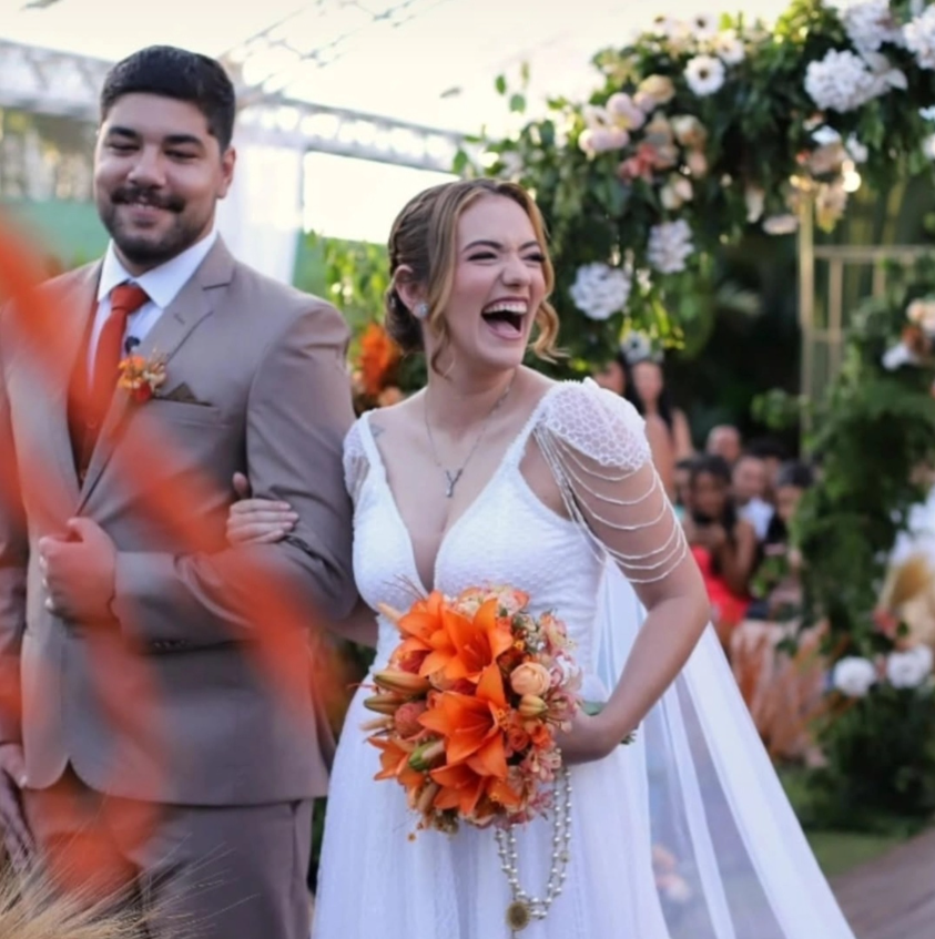 Noiva com buquê floral laranja